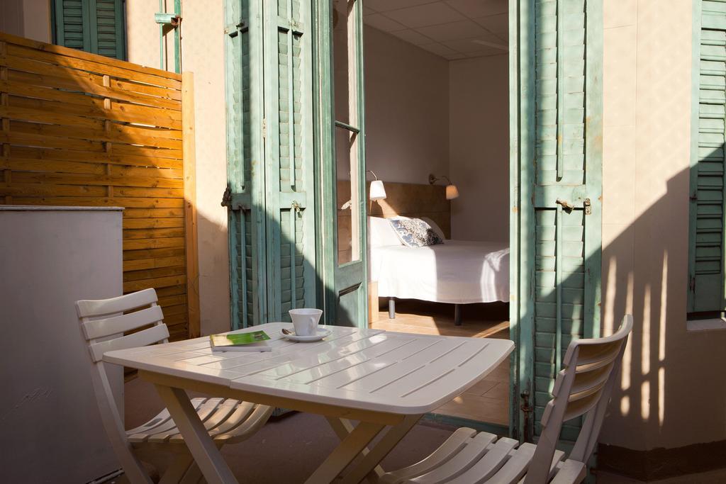 Hostal Martinval Barcelona Exterior photo
