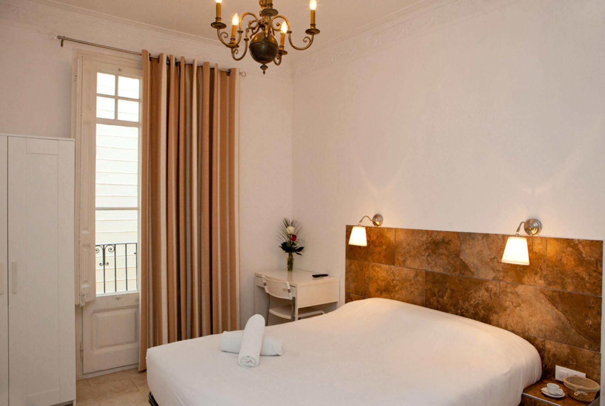 Hostal Martinval Barcelona Exterior photo