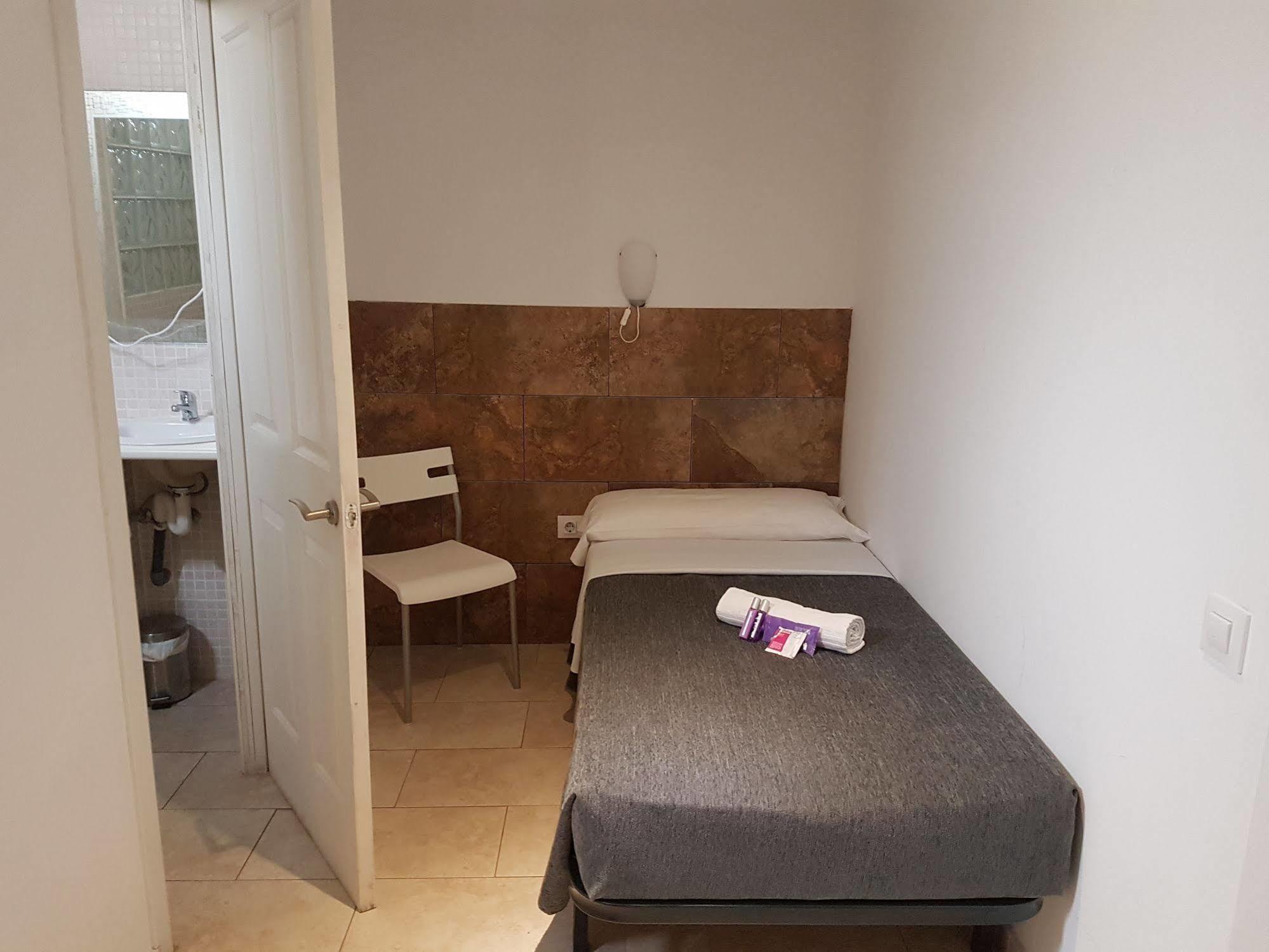 Hostal Martinval Barcelona Exterior photo
