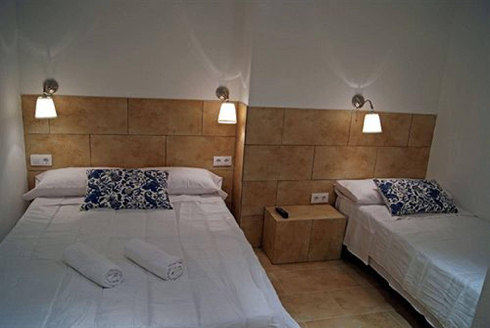Hostal Martinval Barcelona Exterior photo