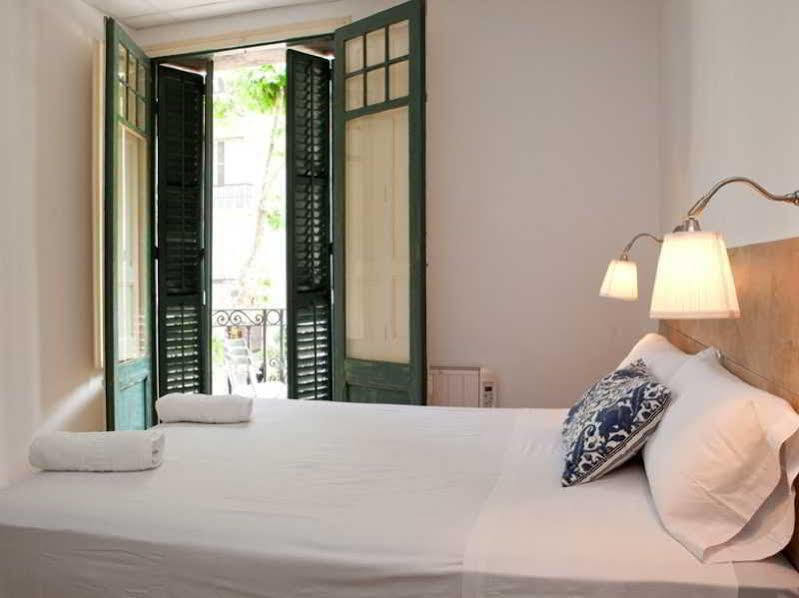 Hostal Martinval Barcelona Exterior photo